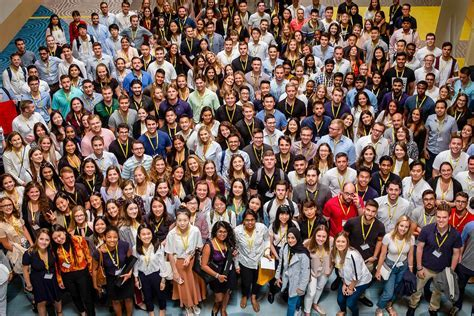 many people talking's sound